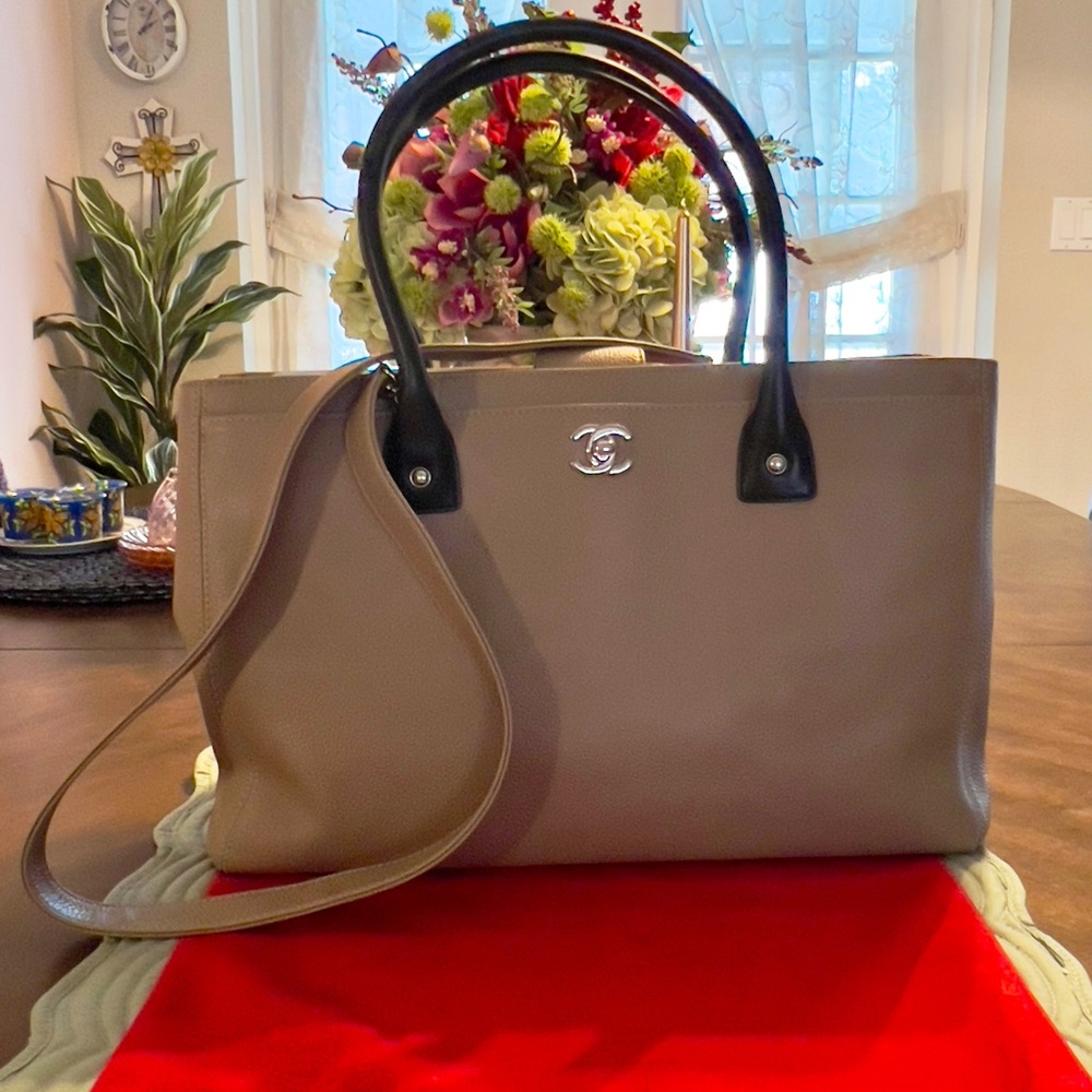 Chanel Executive leather tote bag